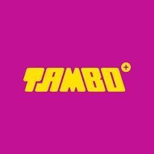 Logotipo amarillo "TAMBO+" sobre fondo magenta.