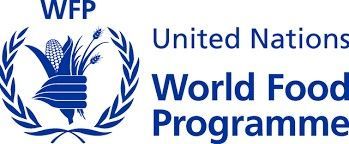 Logotipo del Programa Mundial de Alimentos con texto y cultivos azules sostenidos por una mano dentro de una corona.