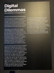 Affiche noire intitulée « Dilemmes numériques : conséquences humanitaires », avec un texte blanc dense en colonnes.