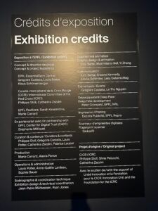 Page de crédits d'exposition noire avec texte blanc listant les contributeurs en français et en anglais