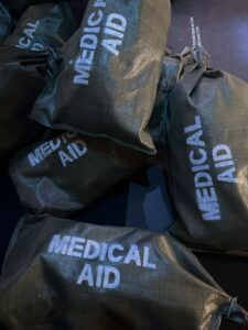 Sacs médicaux noirs empilés, étiquetés en blanc