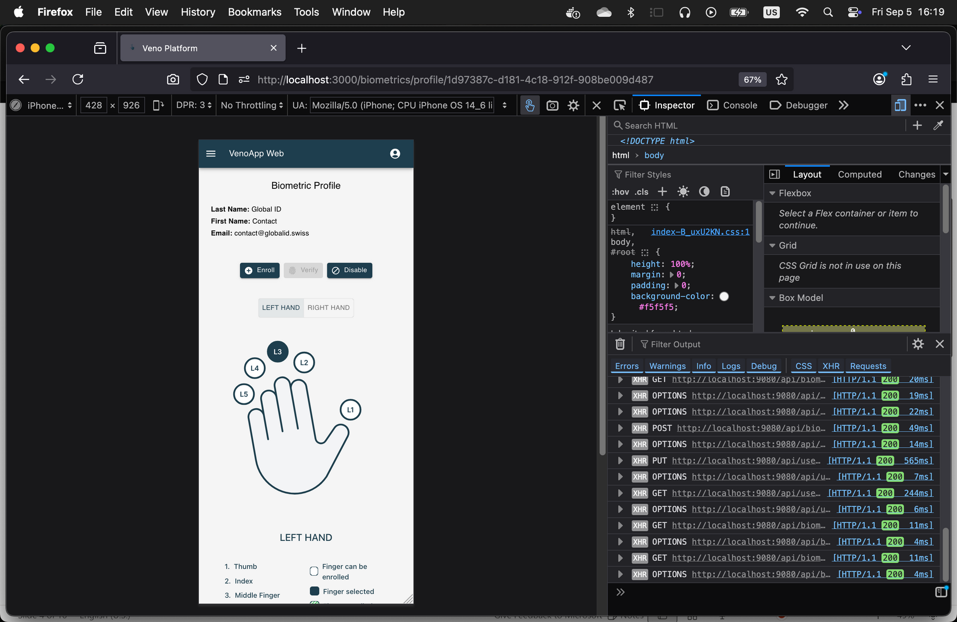 Navigateur de bureau avec aperçu de page web mobile et outils de développement ouverts, affichant une illustration de main et des boutons.
