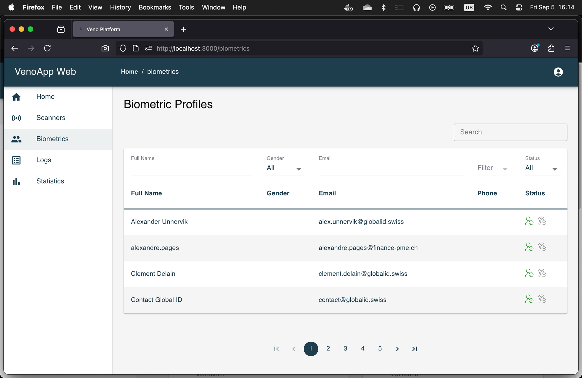 Tableau de bord d'une application web affichant une liste de contacts avec navigation latérale et commandes de recherche/filtrage