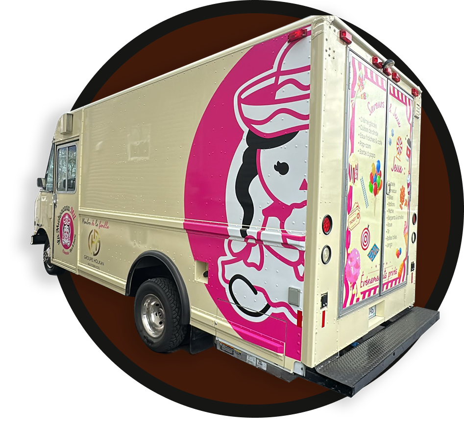 Camion de glaces avec logo rose et portes ouvertes, couleurs crème et marron.