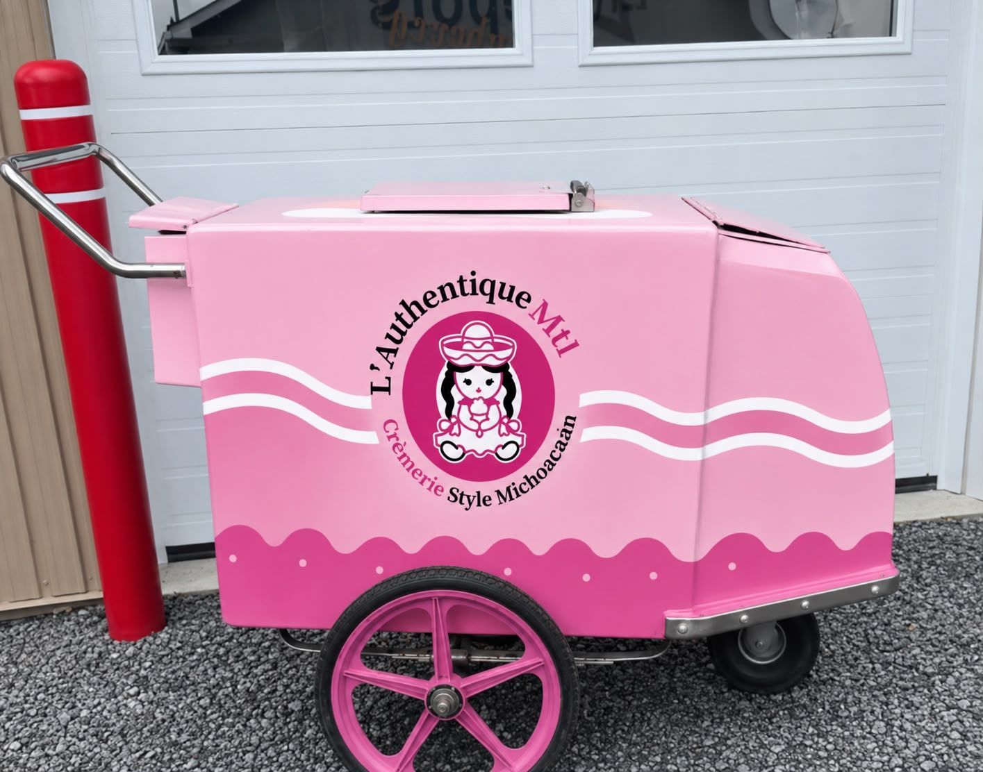 Des gens trinquent avec des glaces lors d'un événement festif, éclairé par des guirlandes lumineuses.