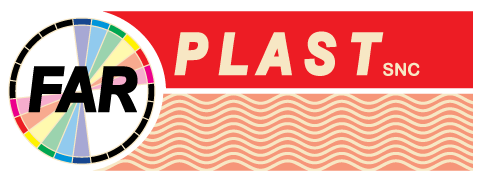 Logo FAR PLAST SNC su uno striscione ondulato rosso e pesca con emblema circolare multicolore