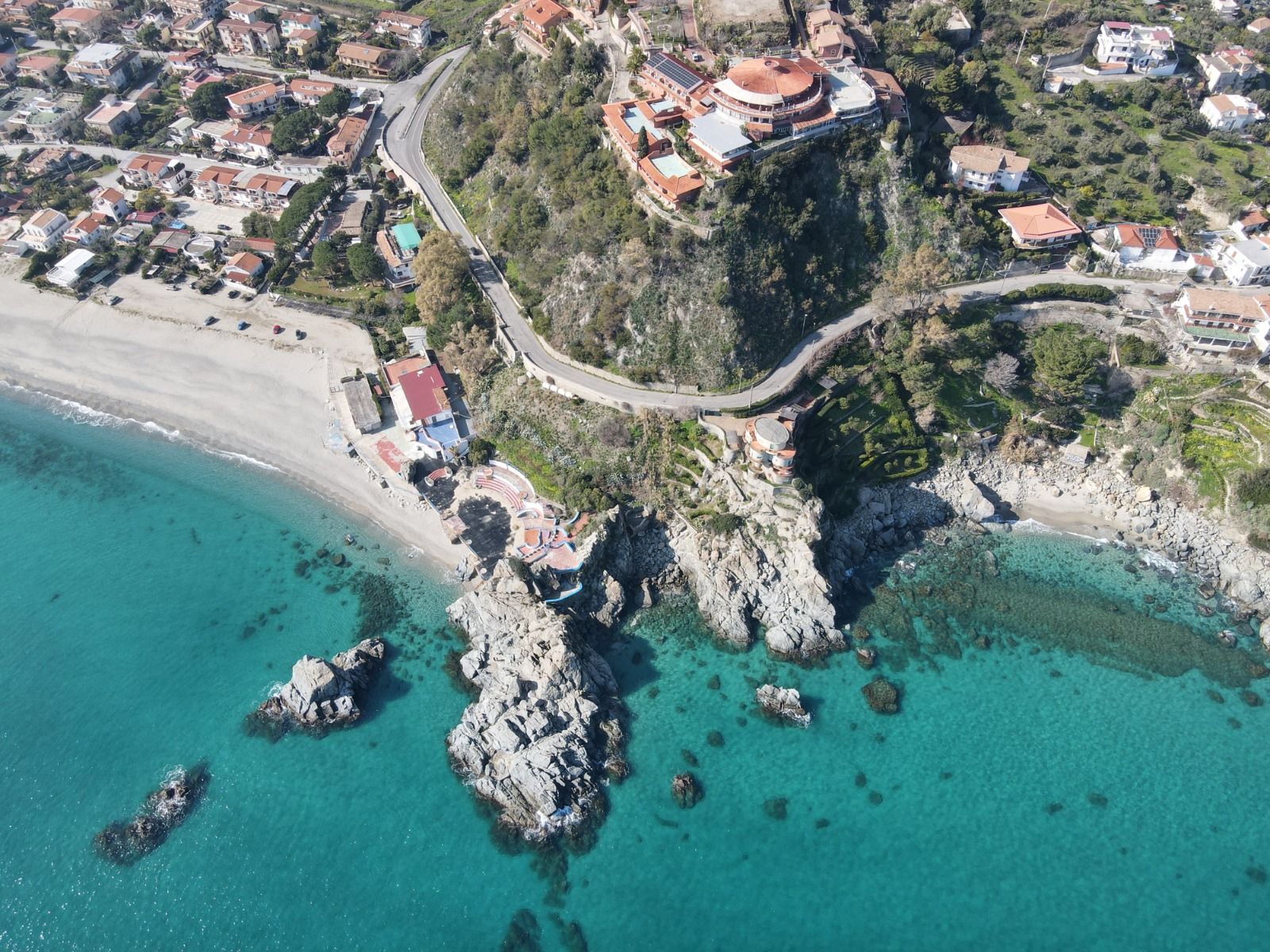 Una vista aerea di una scogliera che domina sulla baia di Caminia