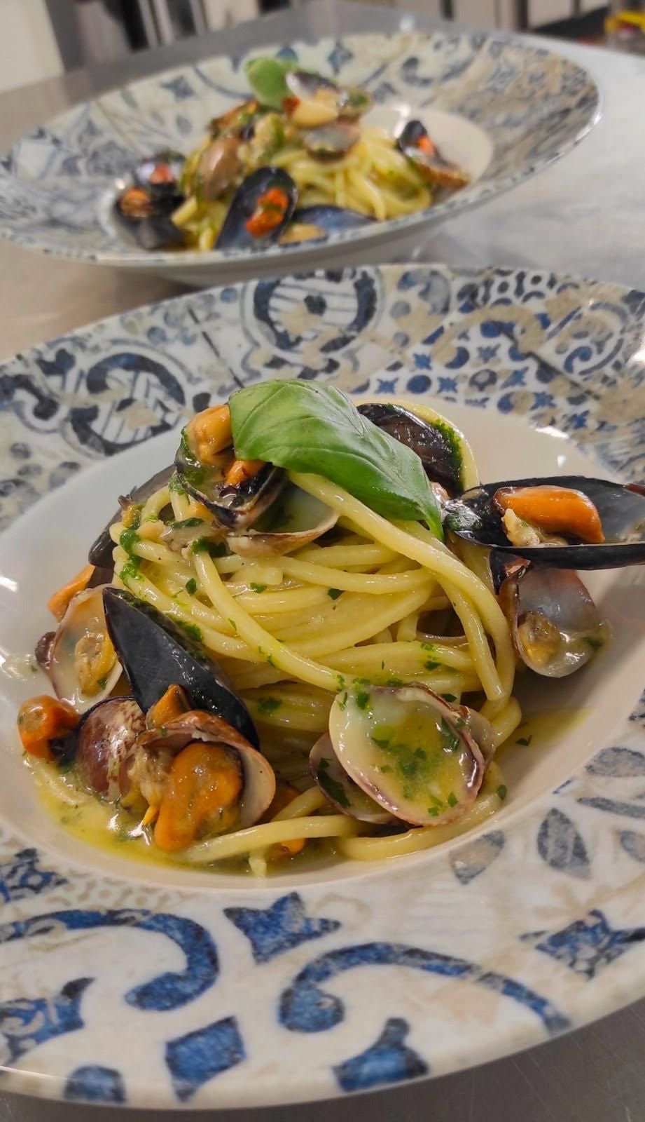 Un primo piano di un piatto di spaghetti ai frutti di mare su un tavolo.