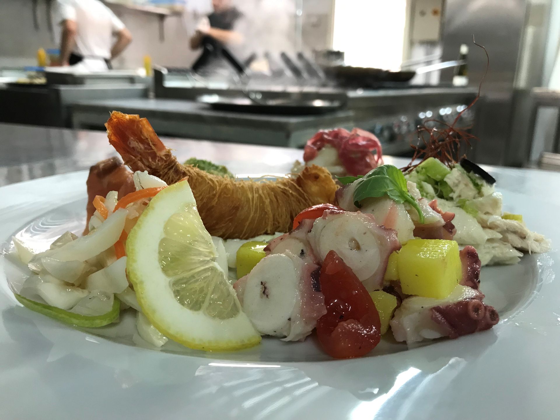 Un primo piano di un antipasto di mare