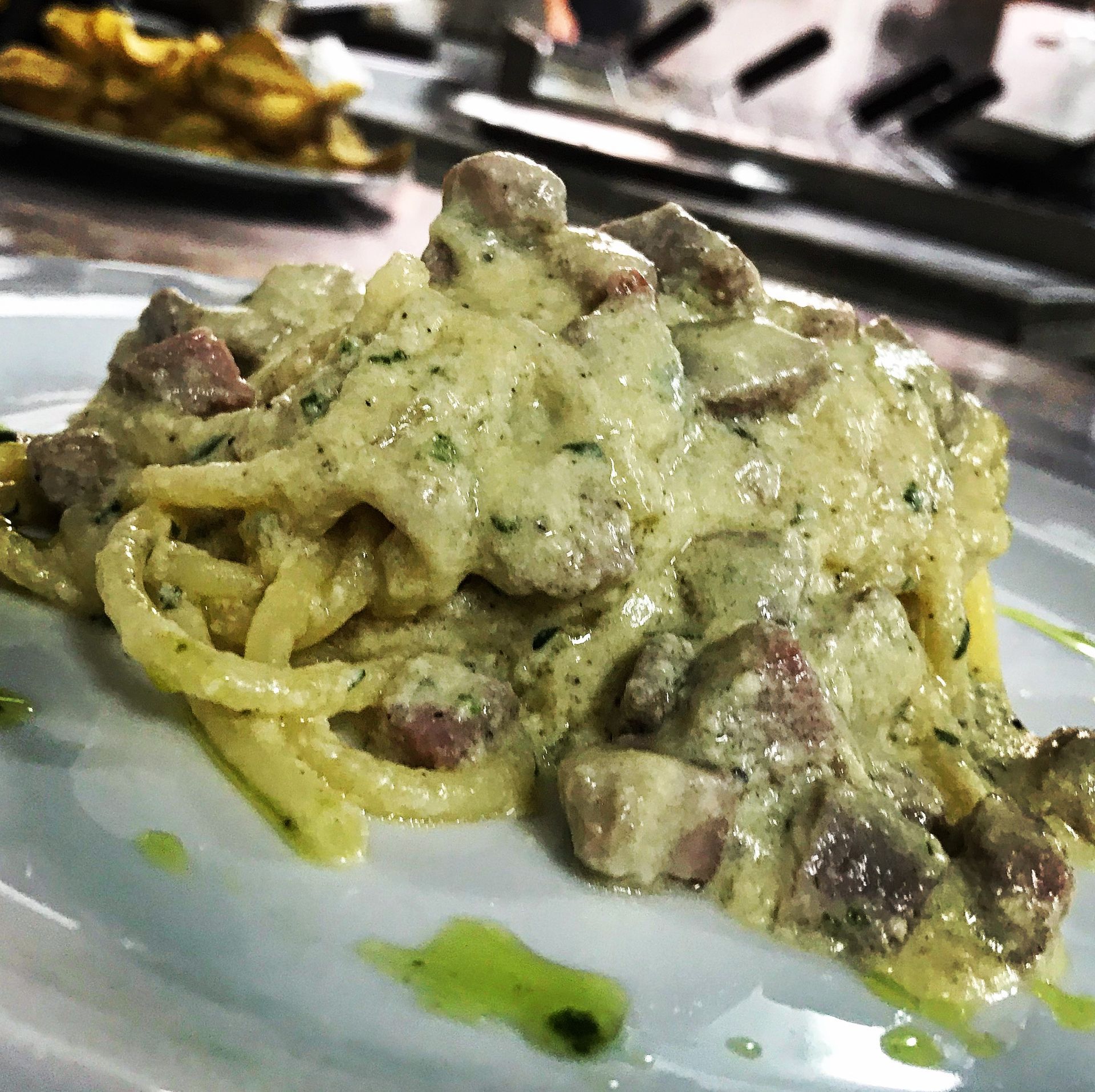 Un piatto bianco condito con spaghetti