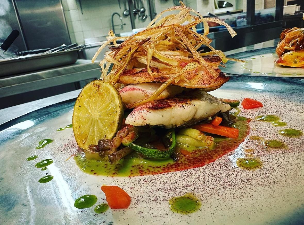 Un primo piano di un piatto di cibo su un tavolo in cucina.