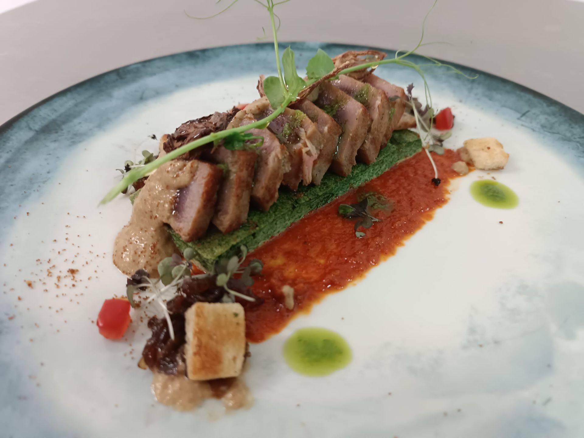 Un primo piano di un piatto di cibo su un tavolo