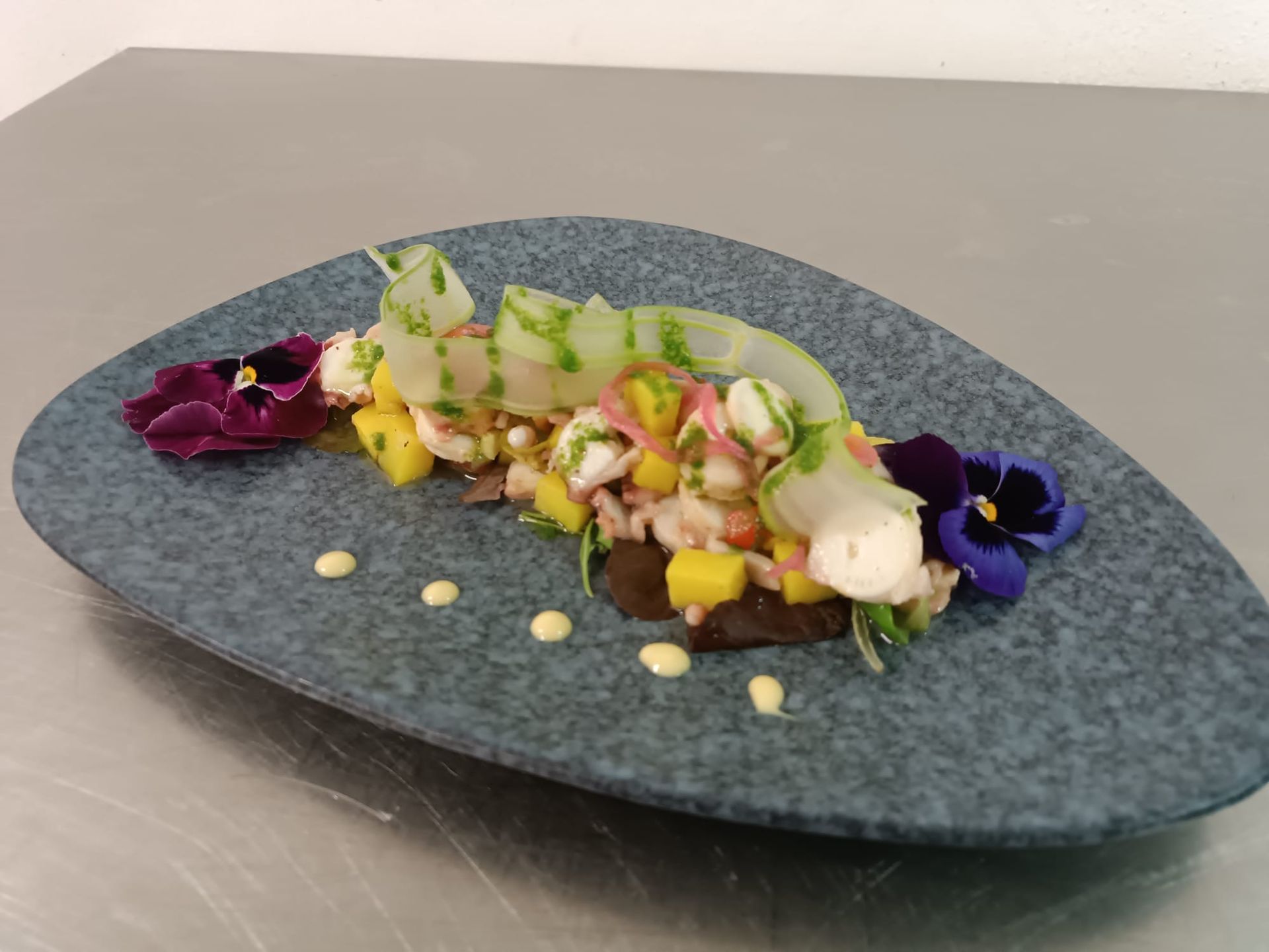 Un piatto di cibo con dei fiori sopra su un tavolo