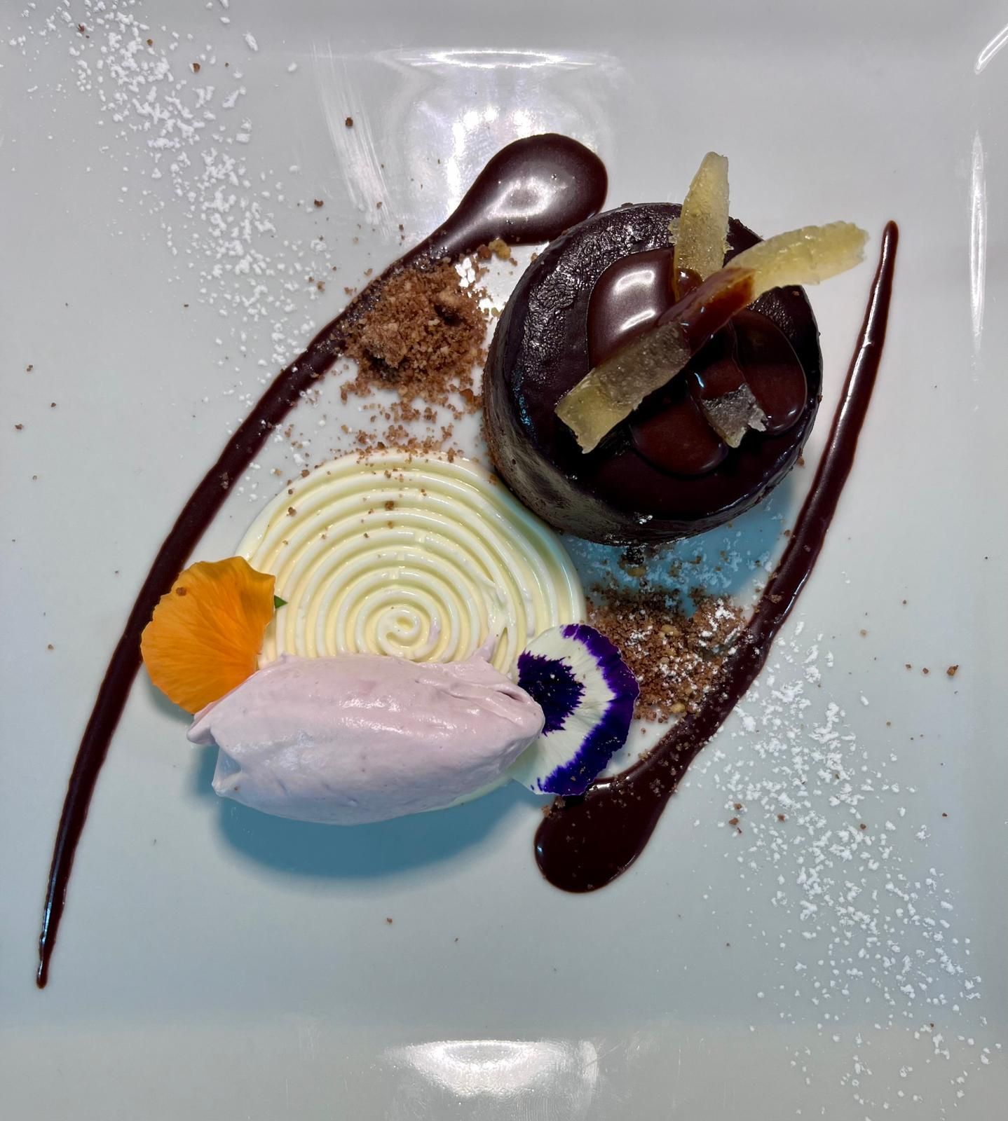 Un piatto bianco sormontato da un dolce al cioccolato
