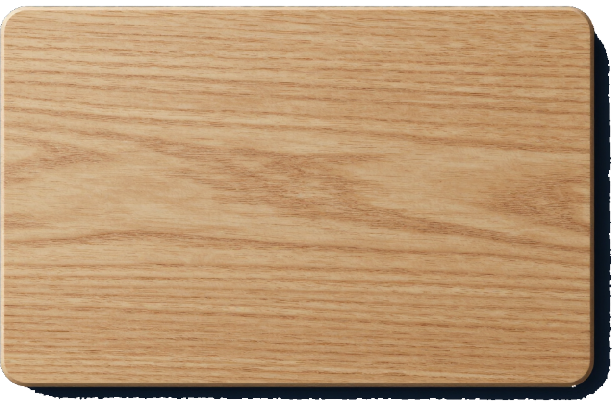 Tabla de cortar rectangular de madera clara con esquinas redondeadas sobre fondo blanco.