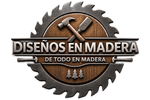 Logo circular de sierra con herramientas y texto “Diseños en madera” sobre fondo café