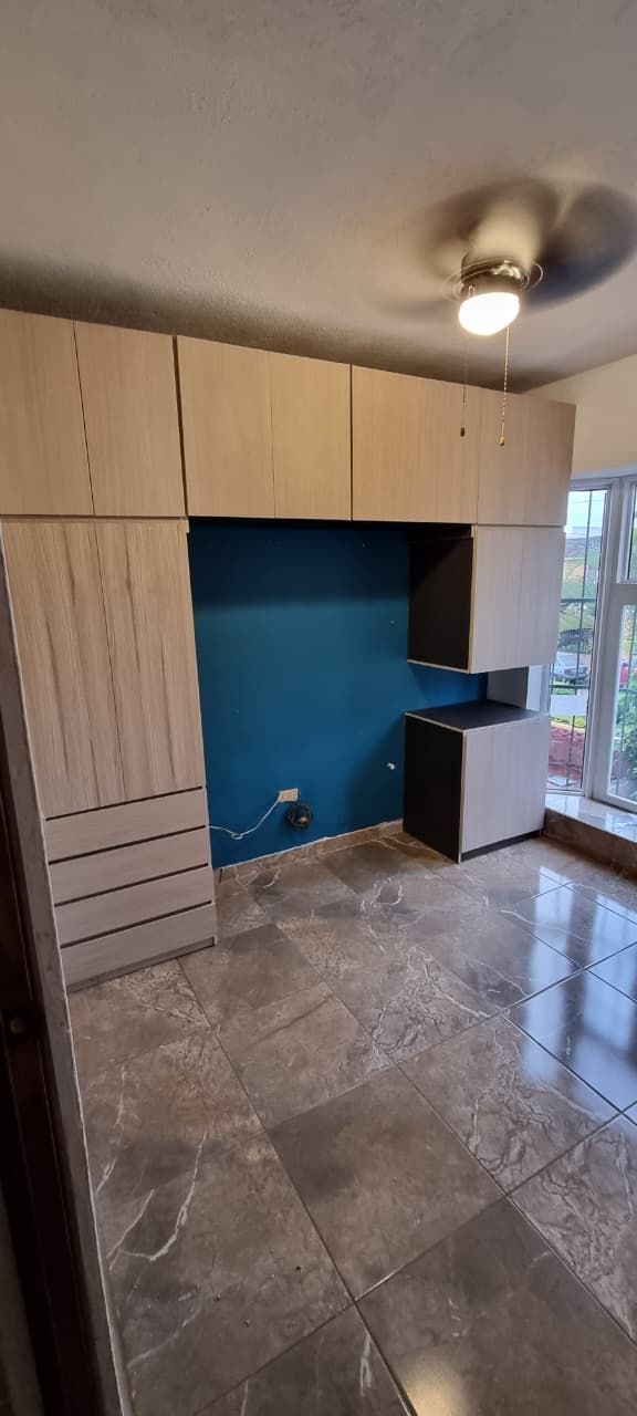 Habitación pequeña con armarios beige