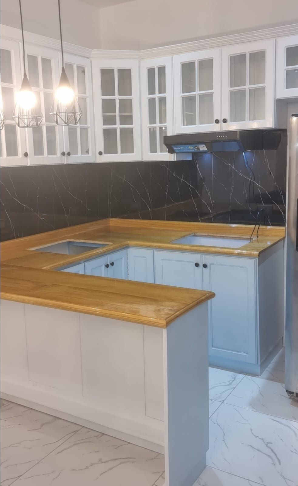 Cocina moderna con gabinetes blancos