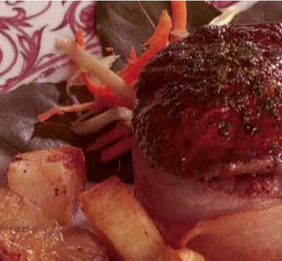 Carne alla griglia con patate arrosto e contorno su un piatto