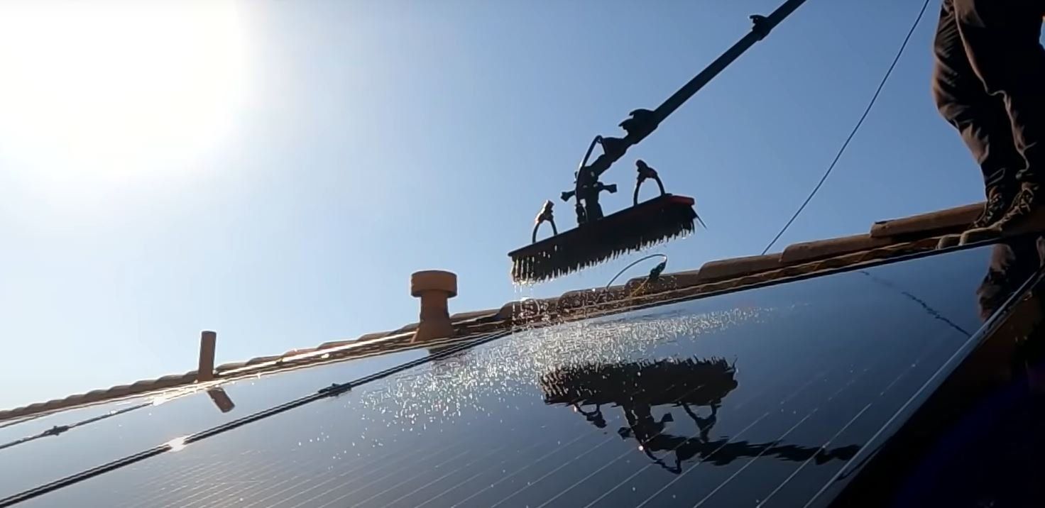 modern house using solar panel energy system