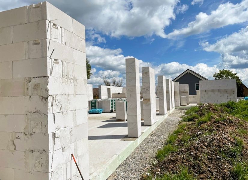 Säulen und Fundament eines Neubaus von RK Bau-Planung Zeven. Solide Basis für moderne Architektur und Zuverlässigkeit.