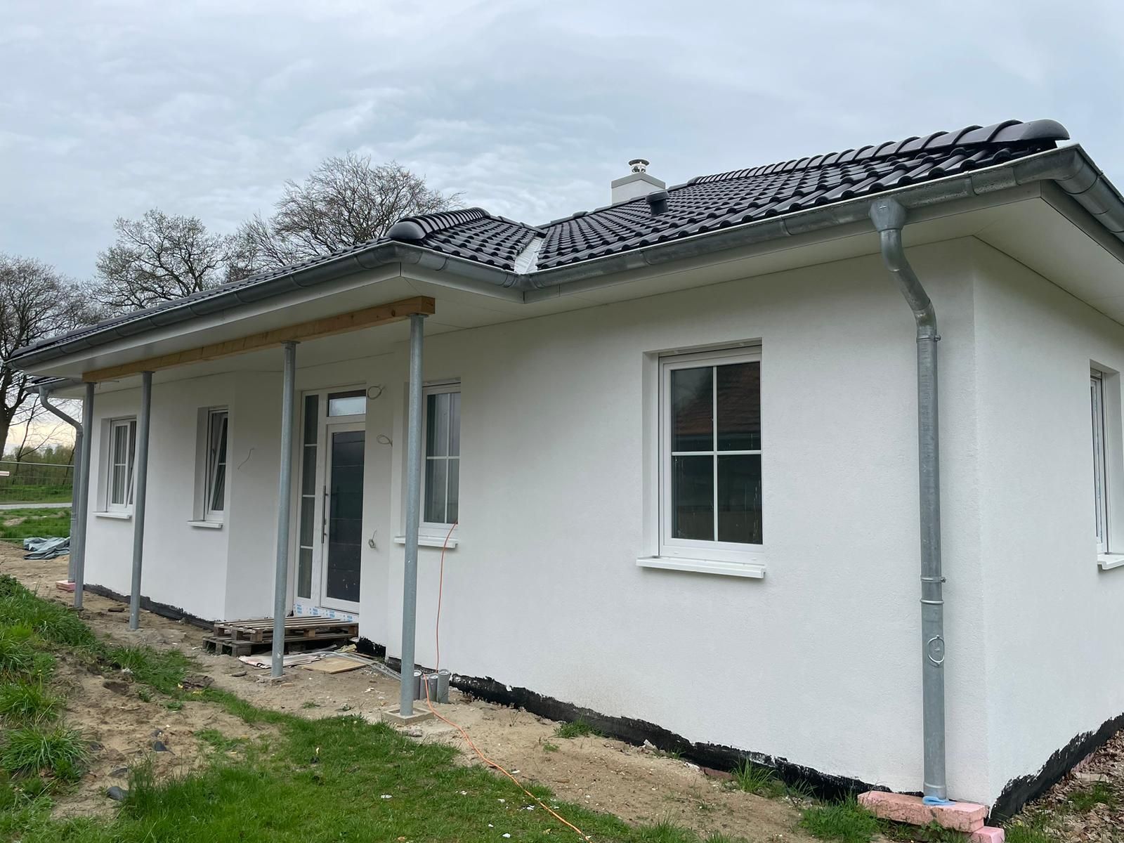 Ein modernes Einfamilienhaus, entworfen von RK Bau-Planung Zeven, mit klaren Linien und zeitgemäßer Architektur.