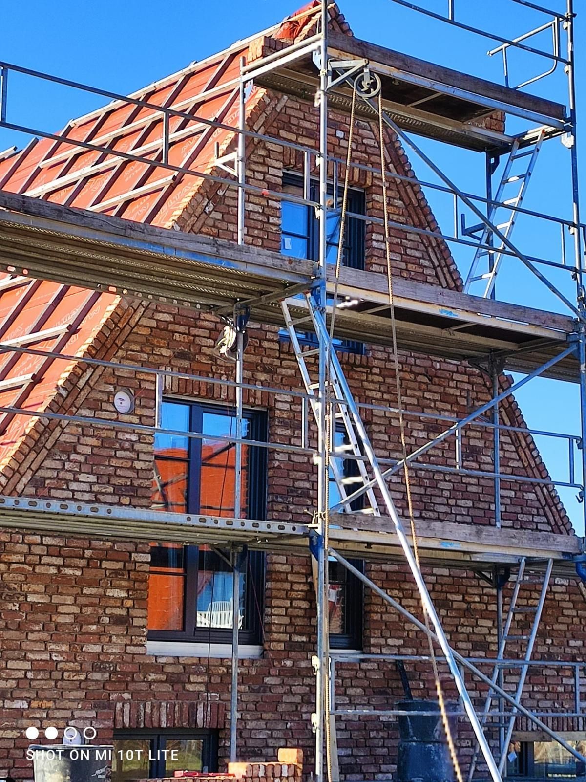 Neubau eines modernen Wohnhauses mit Baugerüst, von RK Bau-Planung Zeven. Qualität und Fortschritt in der Bauausführung.