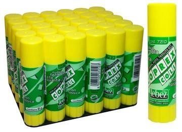 Stick di colla gialla in una scatola espositiva, con uno stick isolato sulla destra.