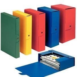 Pila di scatole portaoggetti colorate, una delle quali è aperta e contiene documenti.