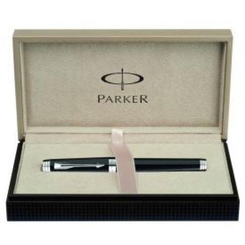 Penna Parker in scatola regalo, penna nera, interno chiaro.
