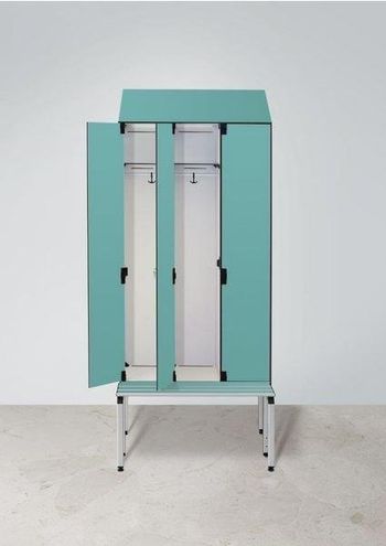 Un armadietto turchese con ante aperte, aste appendiabiti e ripiano, posizionato su un supporto metallico.