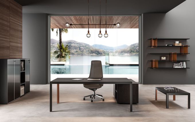 Ufficio moderno con scrivania, sedia, scaffali e armadietti. Ampia finestra con vista sulla piscina e sul panorama.