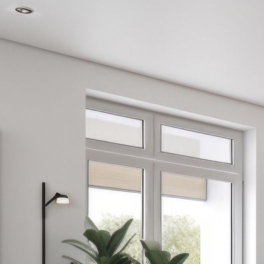 Interno luminoso con finestra, applique e pianta in vaso in una stanza minimalista