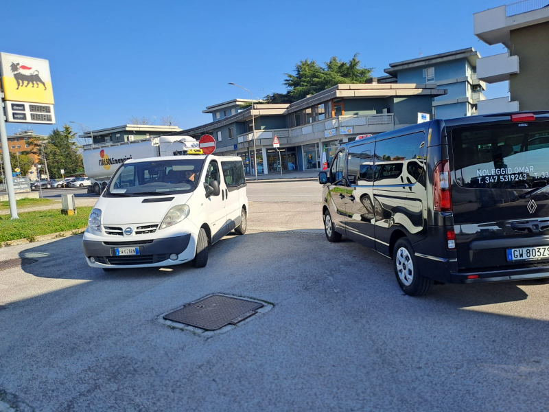Due furgoni parcheggiati vicino a un edificio.