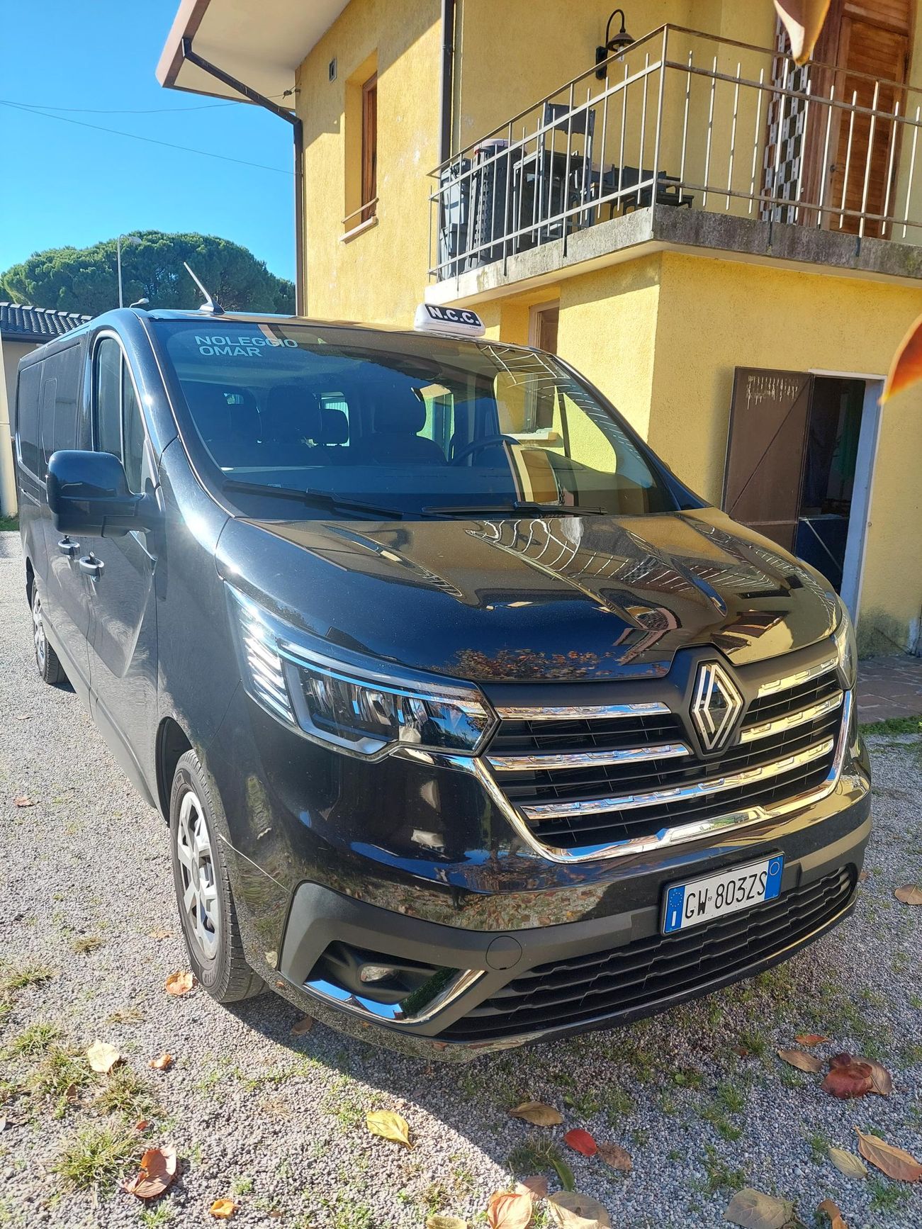 Furgone Renault parcheggiato davanti a una casa gialla con balcone.