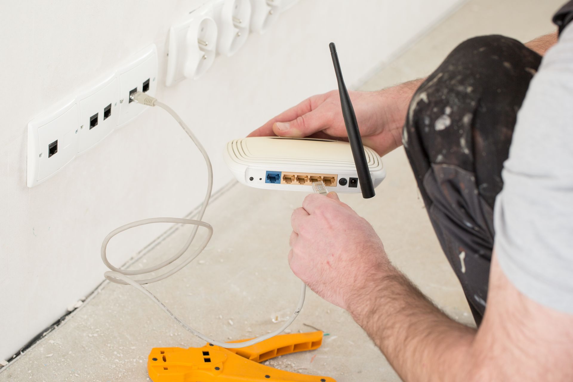 A technician is performing internet connection support, checking the Wi-Fi.