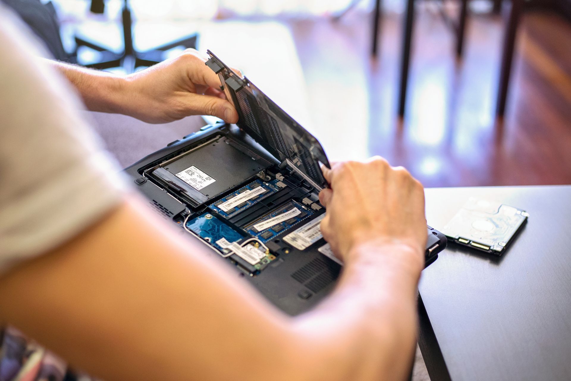 Man Change Laptop Battery | Sydney, NSW | Always Apples Man Change Laptop Battery | Sydney, NSW | Always Apples