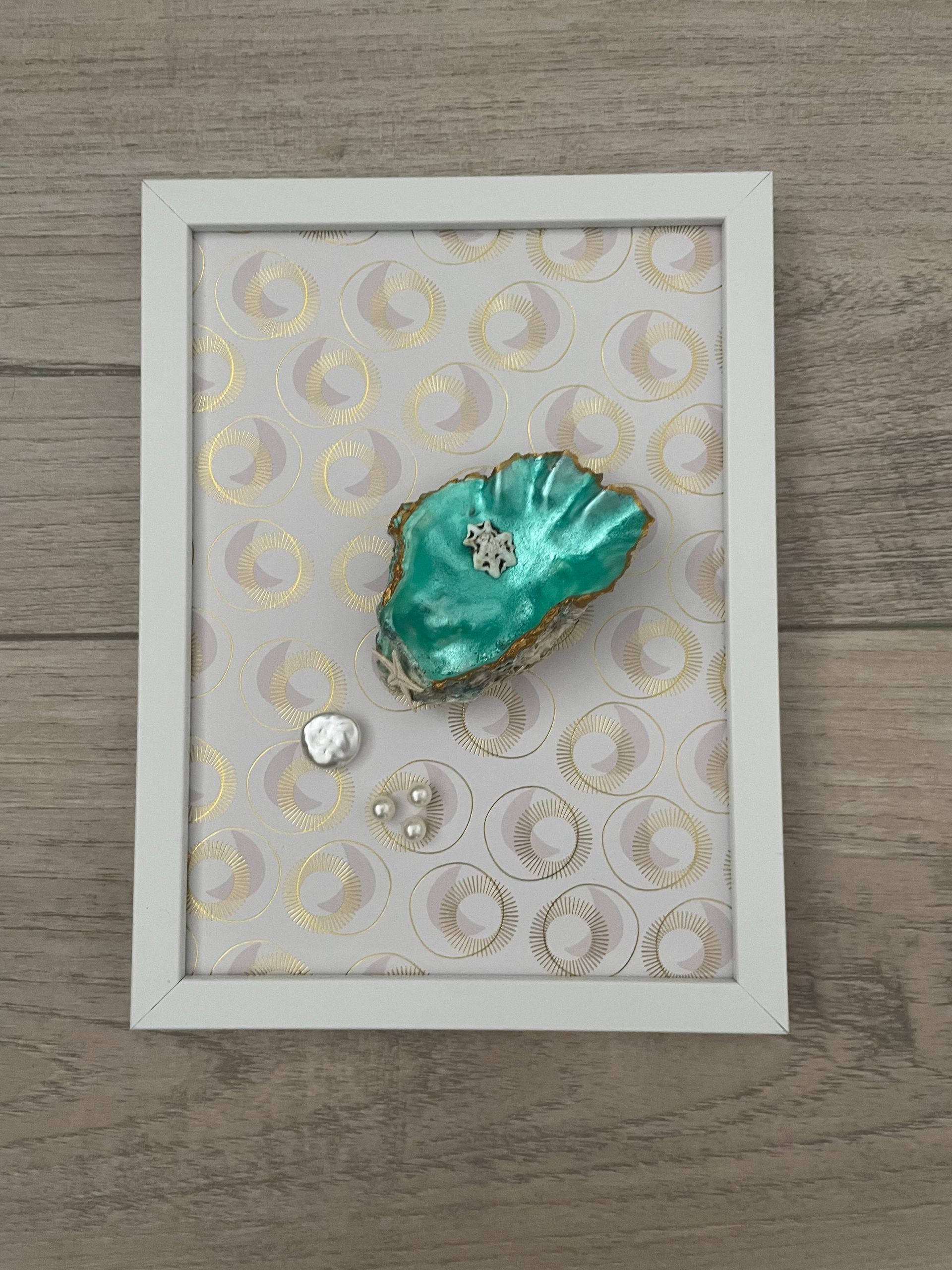 Turquoise oester op wit met gouden accenten achtergrond in wit frame.