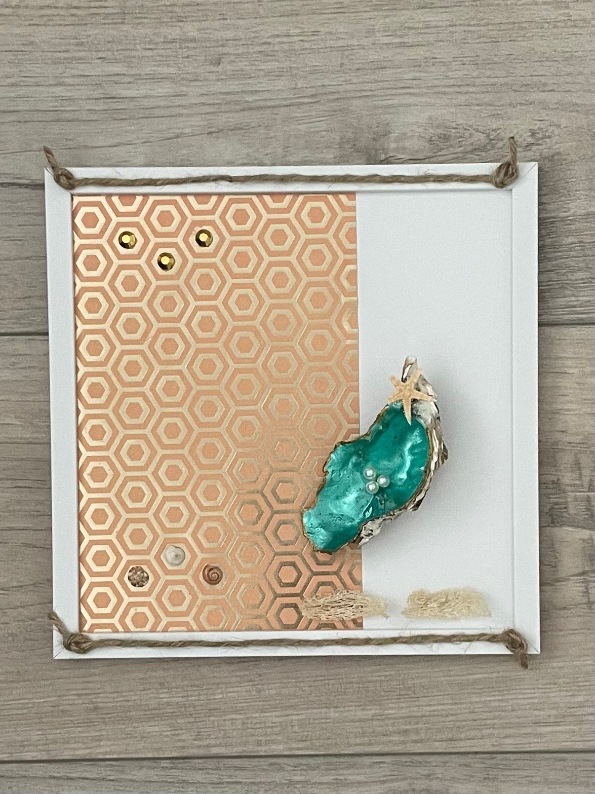Turquoise oester op gouden en witte achtergrond in wit frame.