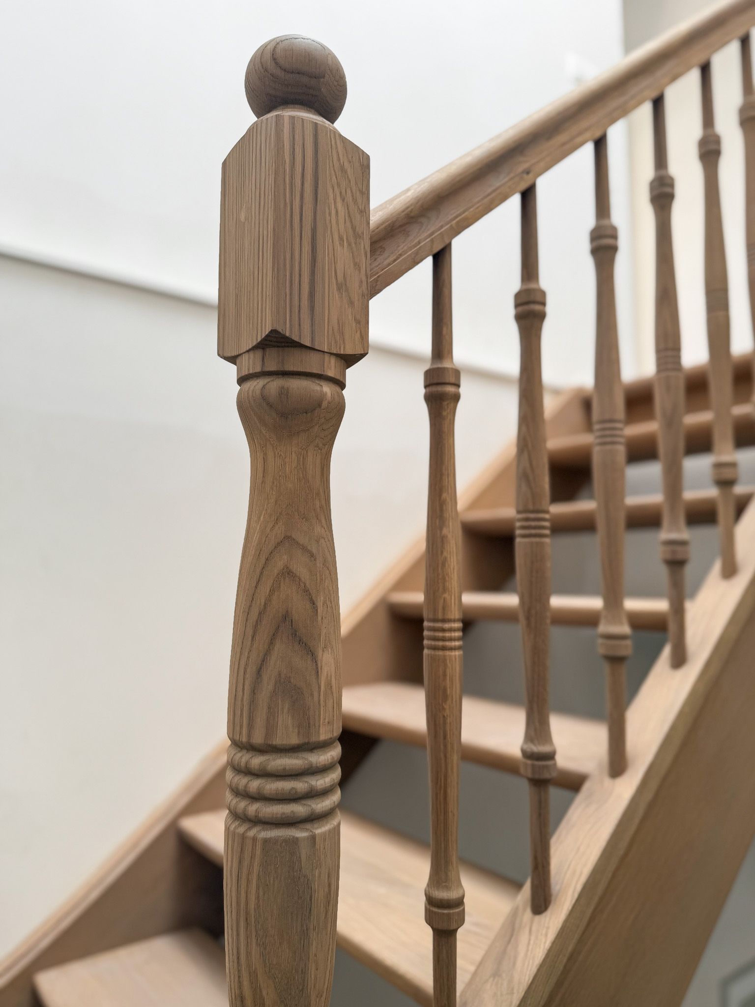 Houten trap met leuning en balustrade.