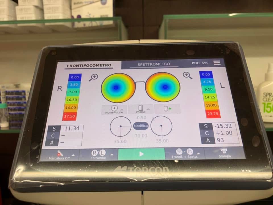 Schermata del dispositivo che mostra le mappe di calore della scansione oculare con i risultati per l'occhio sinistro e destro su un monitor diagnostico