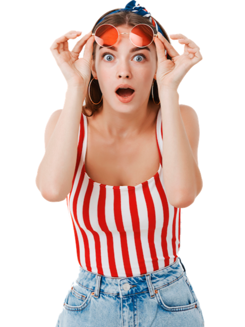 Donna con maglietta a righe rosse che tiene gli occhiali da sole sulla testa, con espressione sorpresa, su sfondo bianco.