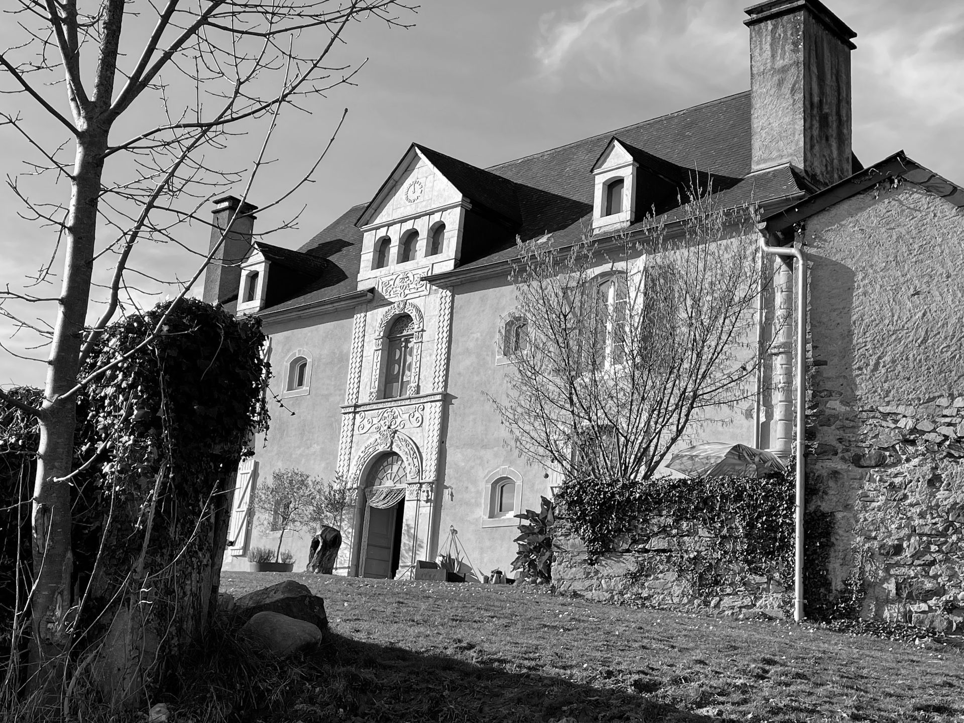 Photographie d'une ancienne abbaye laïque en pierres dans le Béarn