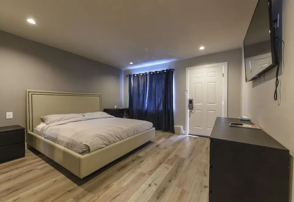 Desert Moon Motel, Las Vegas | 217-521-6682 | King Suite with Jetted Tub