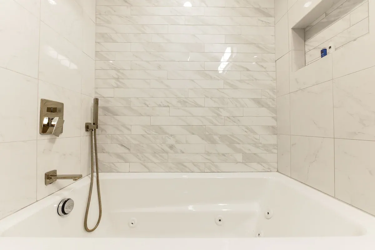 desert moon motel - shower and jetted tub