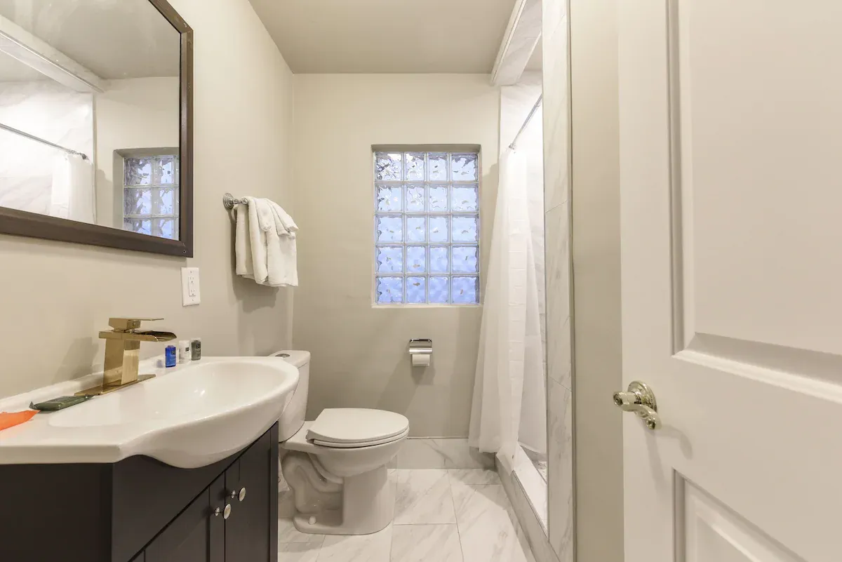 desert moon motel - bathroom