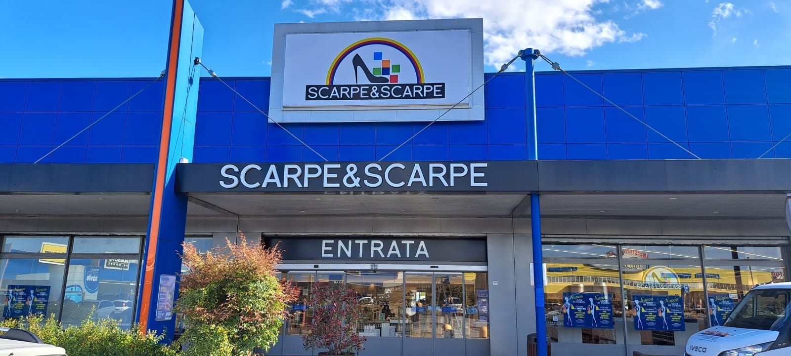 Insegna esterna luminosa.