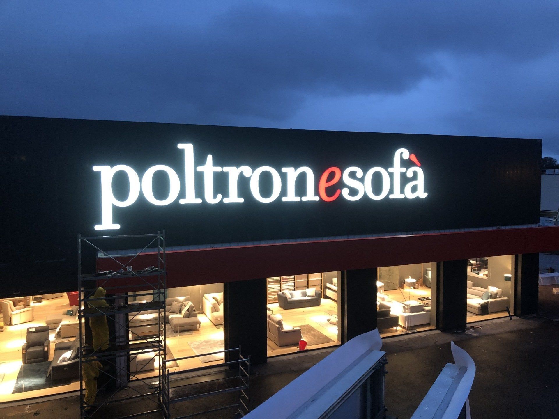 Installazione insegne luminose a Torino.