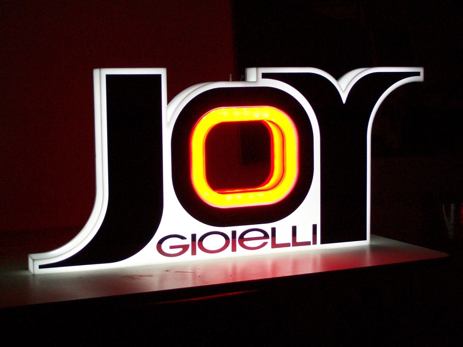 Insegna LED per facciate commerciali.