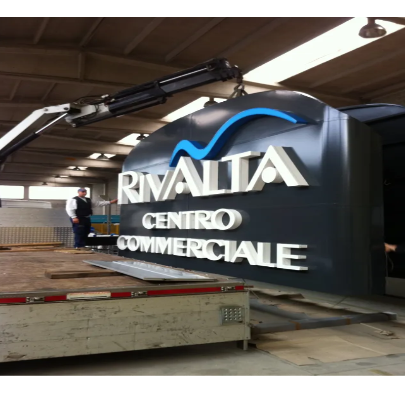 Insegna luminosa per attività commerciali.